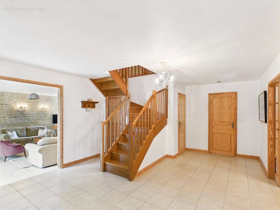 Maison à SAINT-PIERRE-DE-JUILLERS