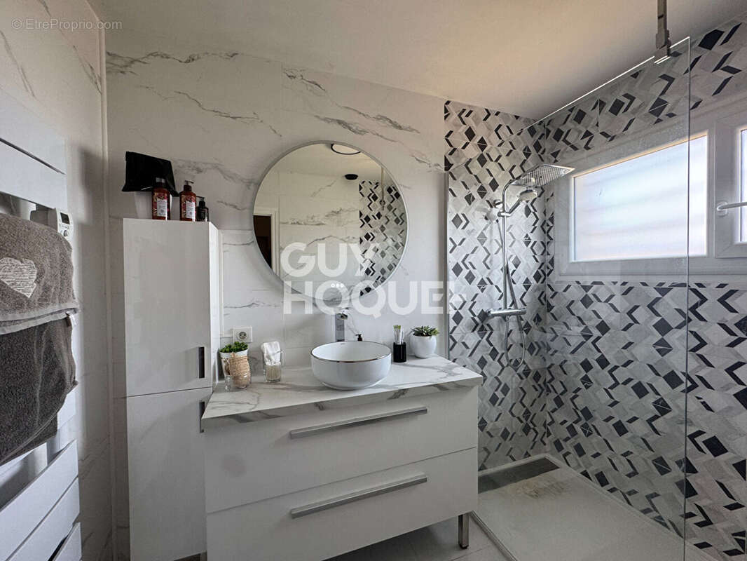 LUZINAY Maison individuelle  au coeur du village - photo 6