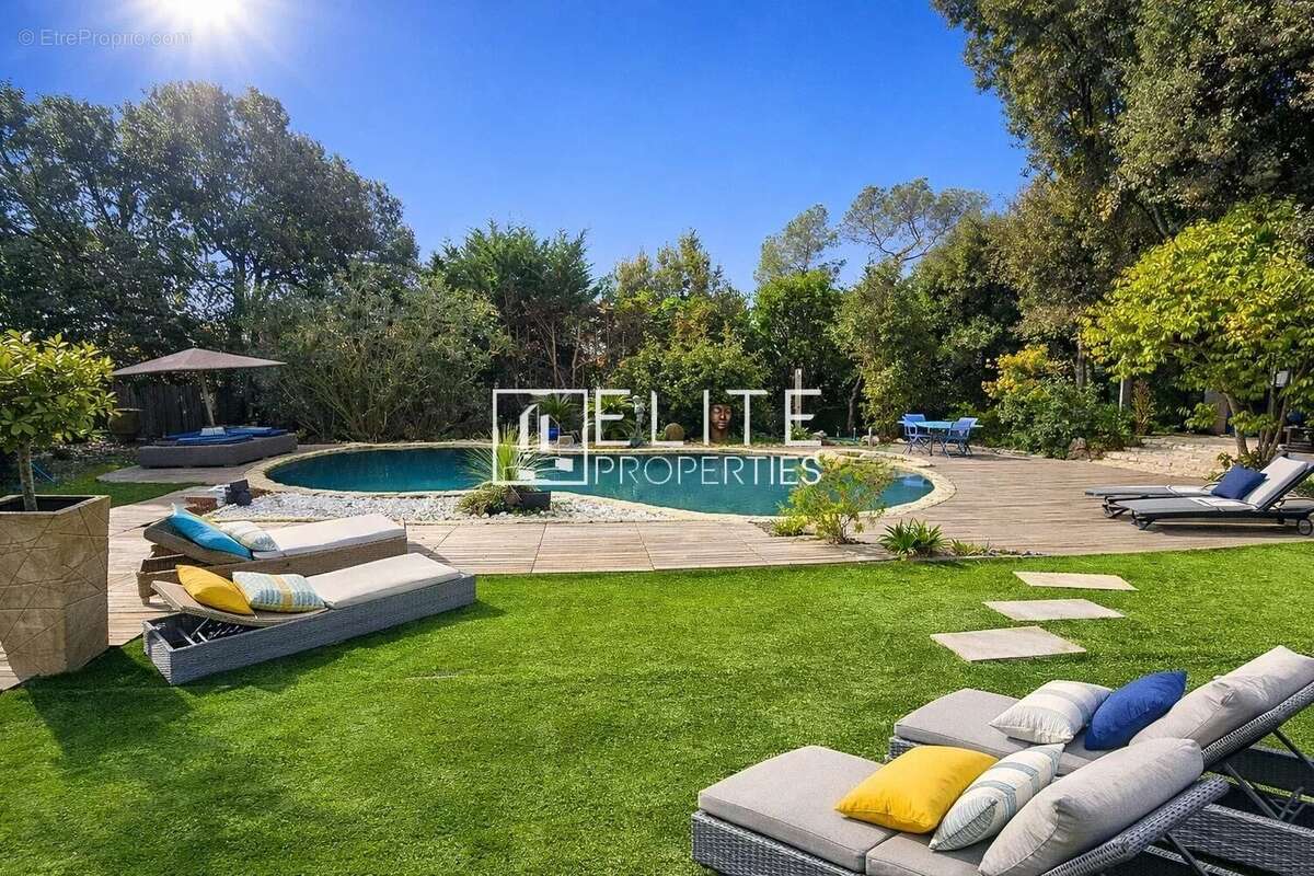 Maison à ROQUEFORT-LES-PINS