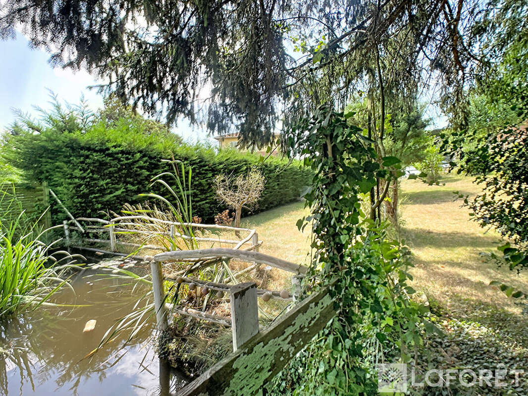 Maison Poule Les Echarmeaux 4 pièce(s) 76 m2 - photo 3