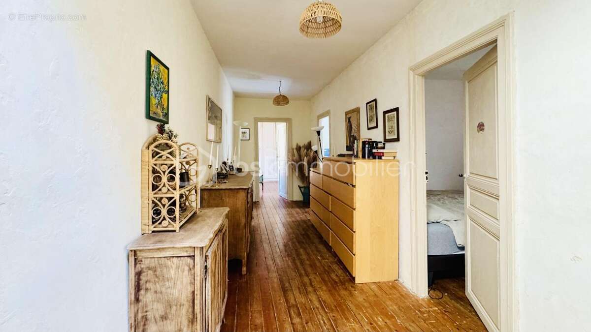Maison en pierre avec grand bâtiment annexe - photo 9