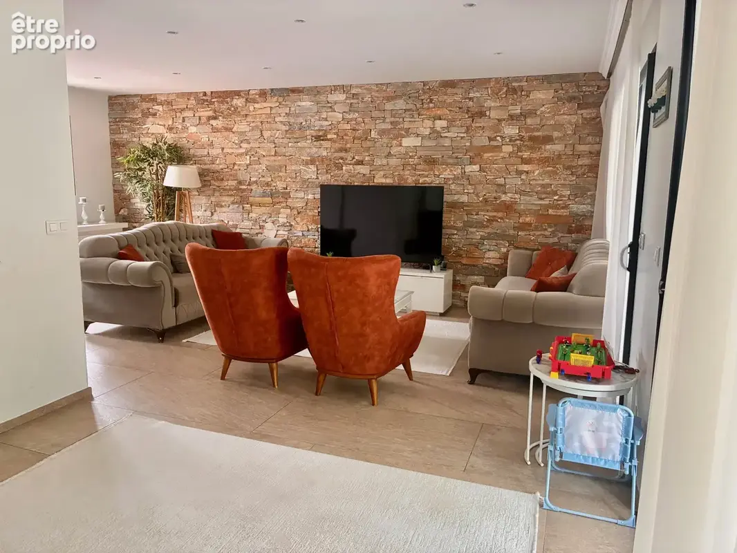 Maison récente 114 m2 avec garage et extérieur aménagé - Quartier Laure - photo 2