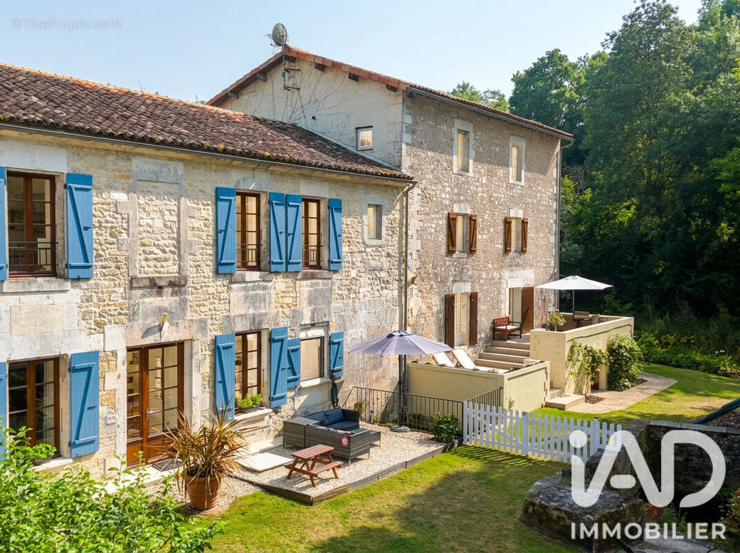 Maison 626 m² à Bourg-Charente  - photo 2