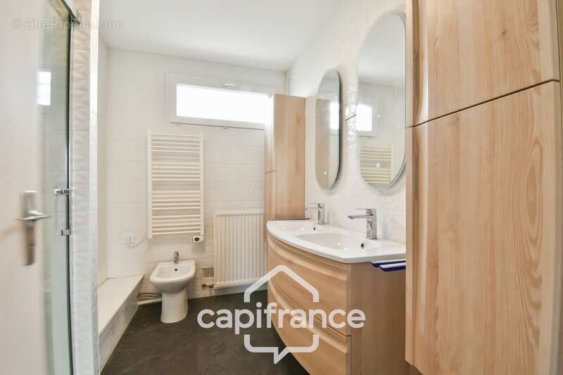 Maison à vendre entièrement rénovée, 6 pièces SAINT JEAN D'ANGELY (17), proche commerces avec jardin et garage - photo 9