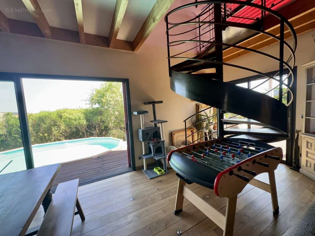 Maison à OPOUL-PERILLOS