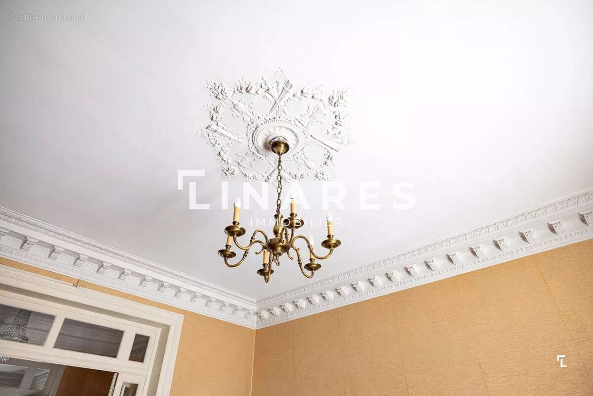 LE CHARME INTEMPOREL - Appartement T6 de 211m2 - Terrasse/Balcons - 2 Caves - Chambre de bonne + Box (en sus) - 13008 - photo 7