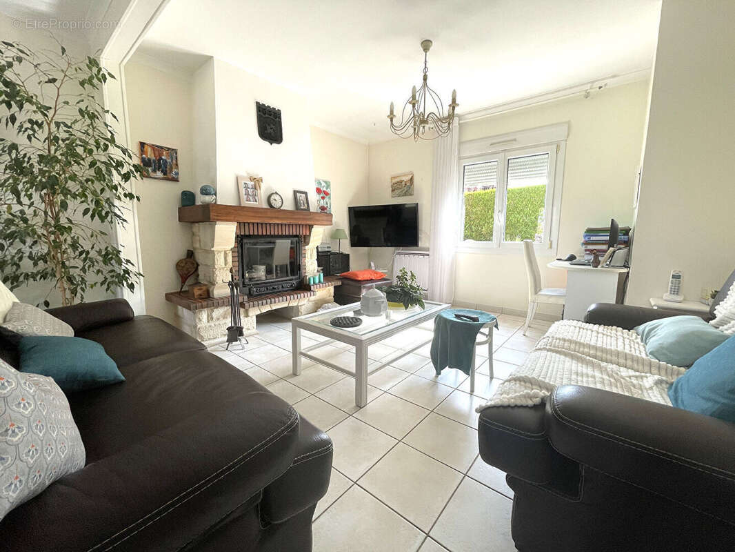 COMPROMIS SIGNE A L'AGENCE  Maison idéalement située de 5/6 pièces de  117 m² habitables sur un terrain de 600m² - photo 3
