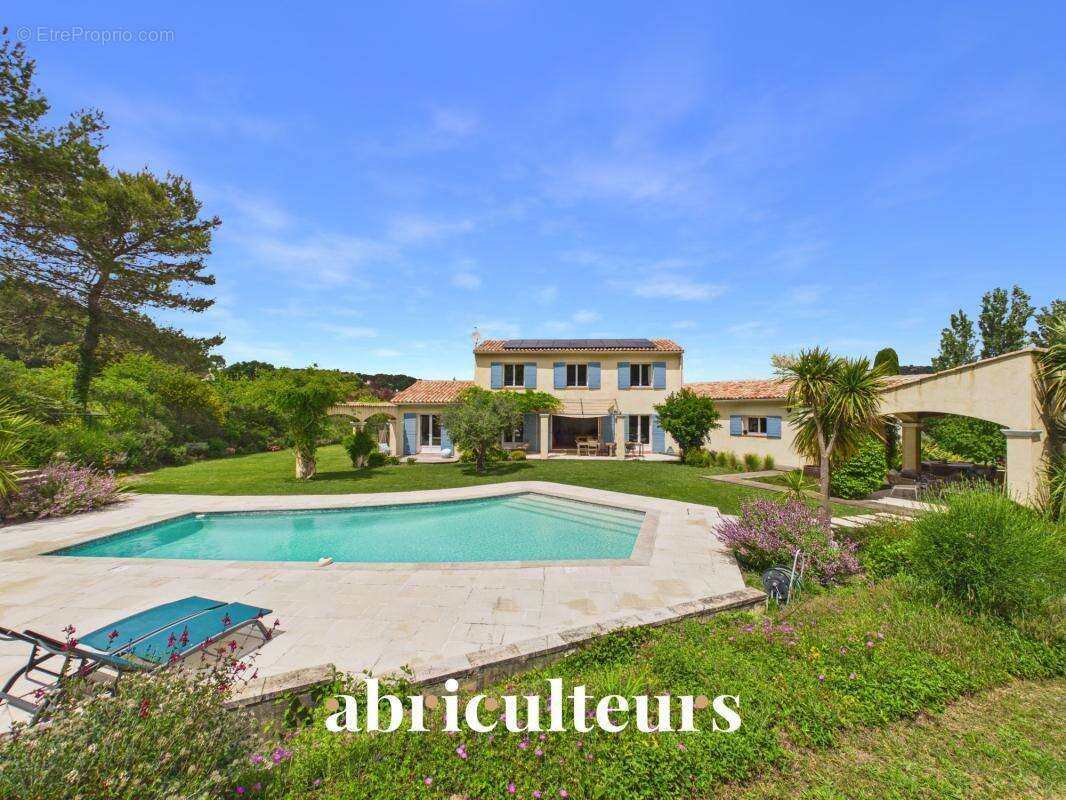 Prestigieuse maison T8 de 233m² sur un terrain de 6700m² avec piscine à Rognes 13840 - photo 24
