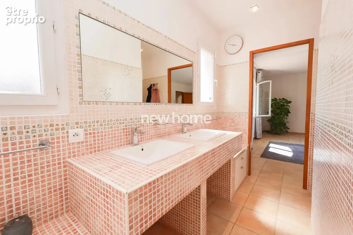 Villa de plain-pied et grande piscine - TBE - photo 20