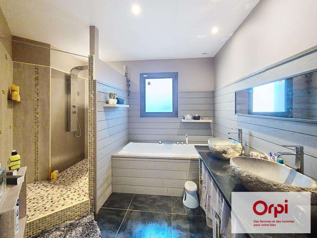 Maison à LE LARDIN-SAINT-LAZARE