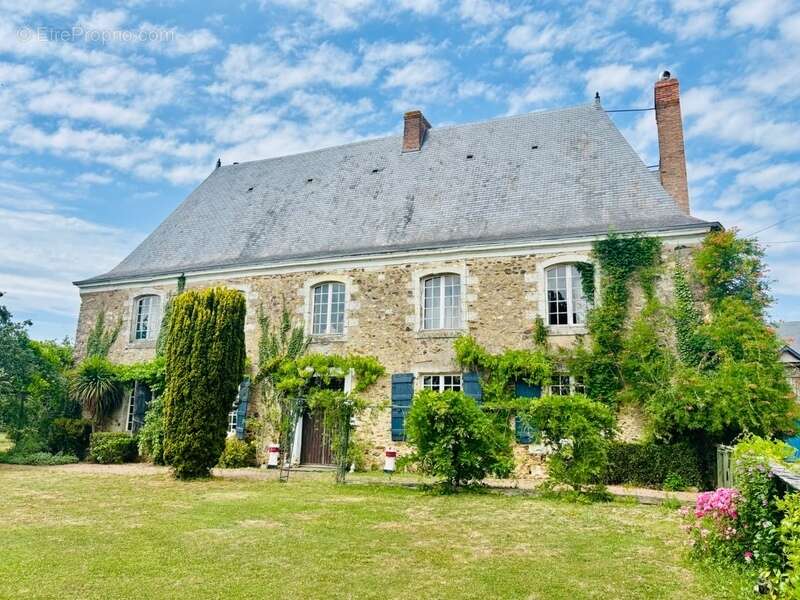 À VENDRE MAYENNE – Manoir d’exception du XIIIe siècle sur 3 hectares – Gîte ou demeure familiale de charme - photo 19