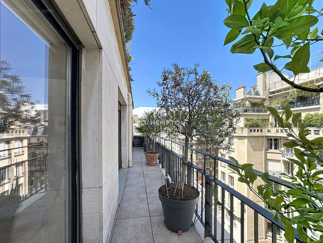 Appartement à PARIS-16E