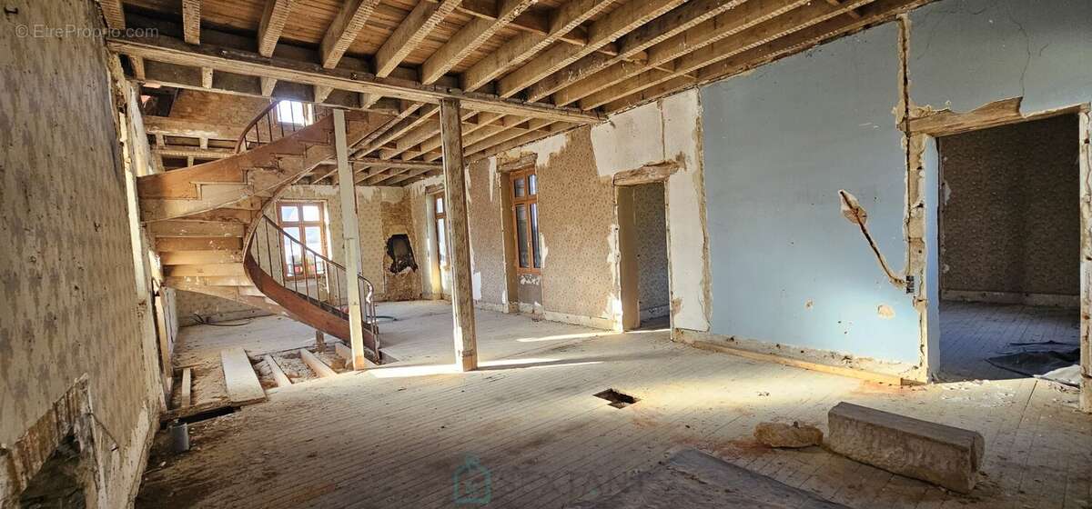 A Sarlat, vaste appartement brut de 190 m² à réinventer entièrement. - photo 2