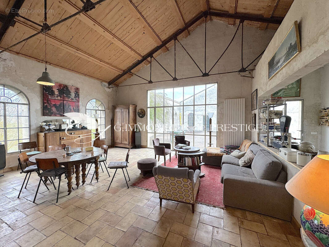 Maison à ENTRAIGUES-SUR-LA-SORGUE