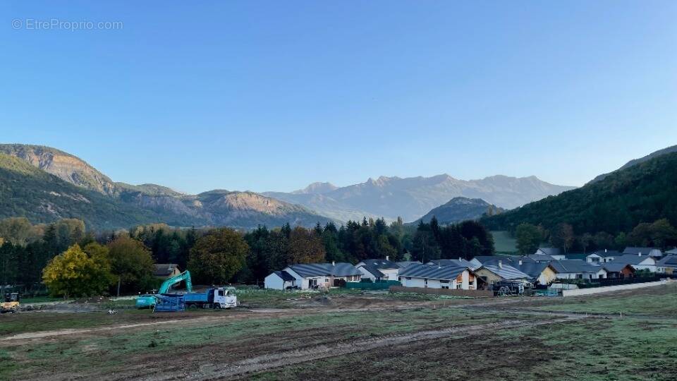 Terrain à SAINT-ETIENNE-LE-LAUS