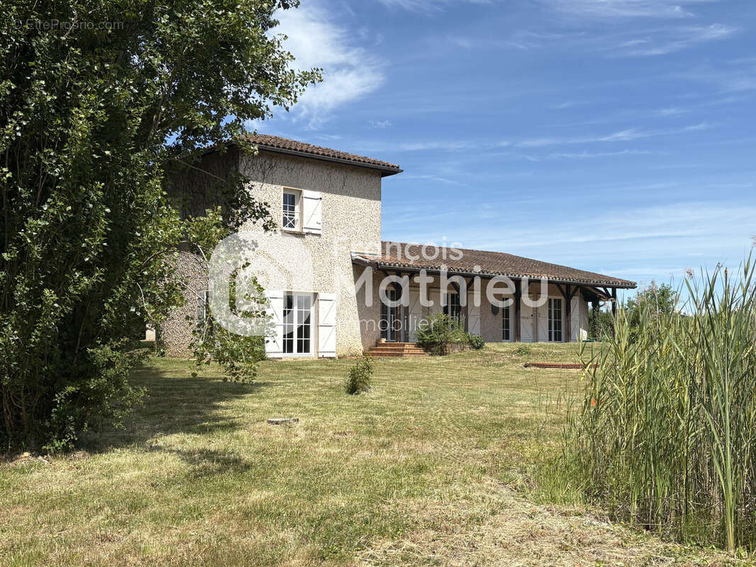 Chatillon-sur-Chalaronne - Maison d'environ 180 m2 habitable avec garage et terrain d'environ 1720 m2 - photo 15