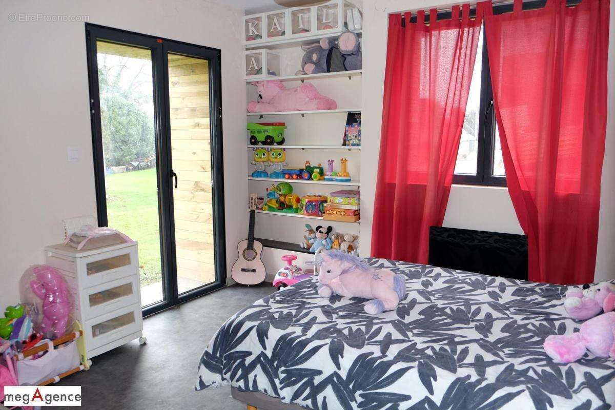 Maison à SAINT-GERMAIN-LES-VERGNES