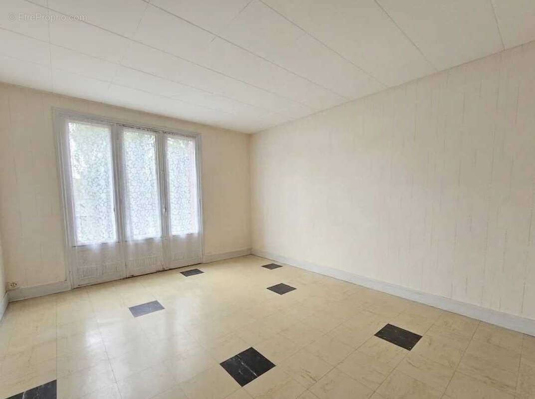 Maison familiale avec sous-sol total et combles aménageables   Terrain arboré de 760 m2   Vieux Pontault Comba - photo 6