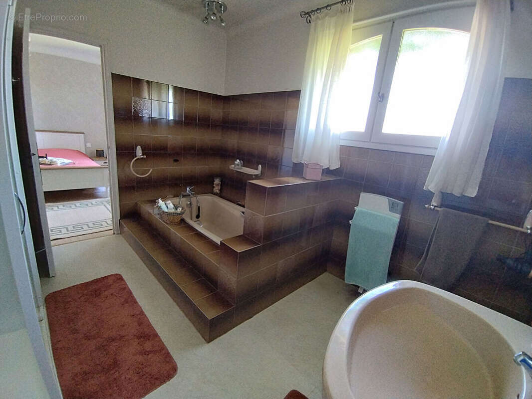 Spacieuse maison de construction traditionnelle - photo 6