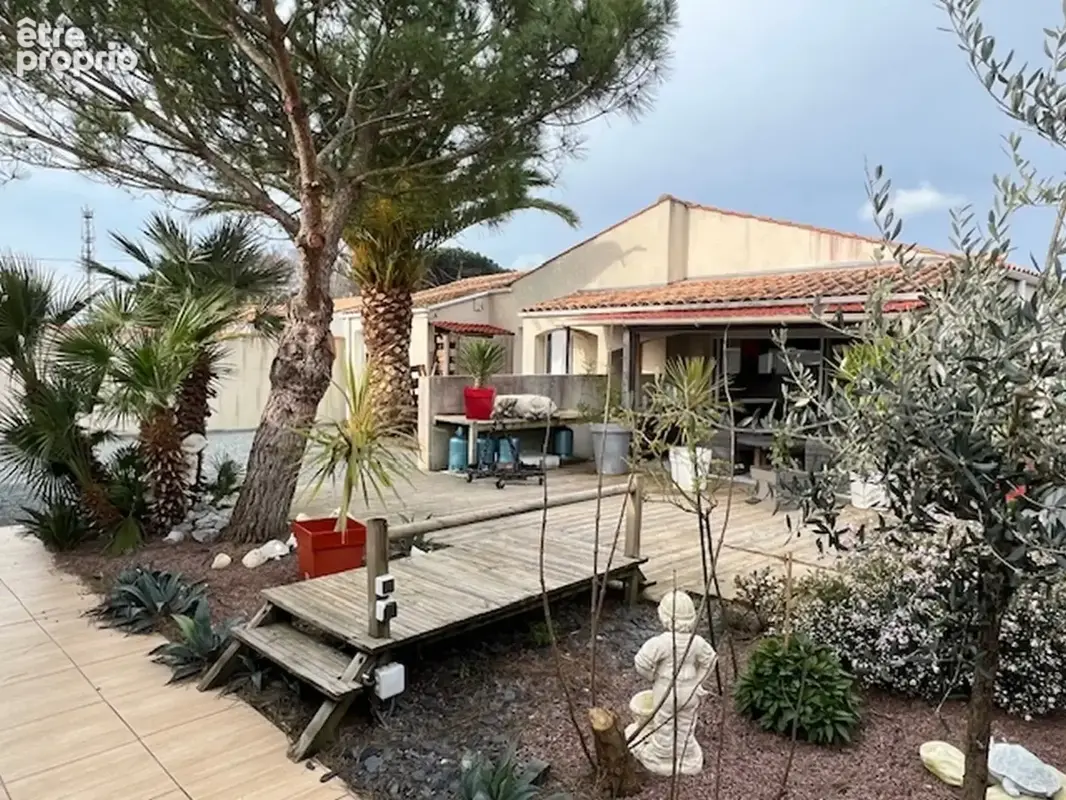 ILE D'OLERON (17), A Vendre demeure-piscine 186m² plain-pied sur terrain 862m², 9 pièces dont 4 chambres et 1 garage - photo 3