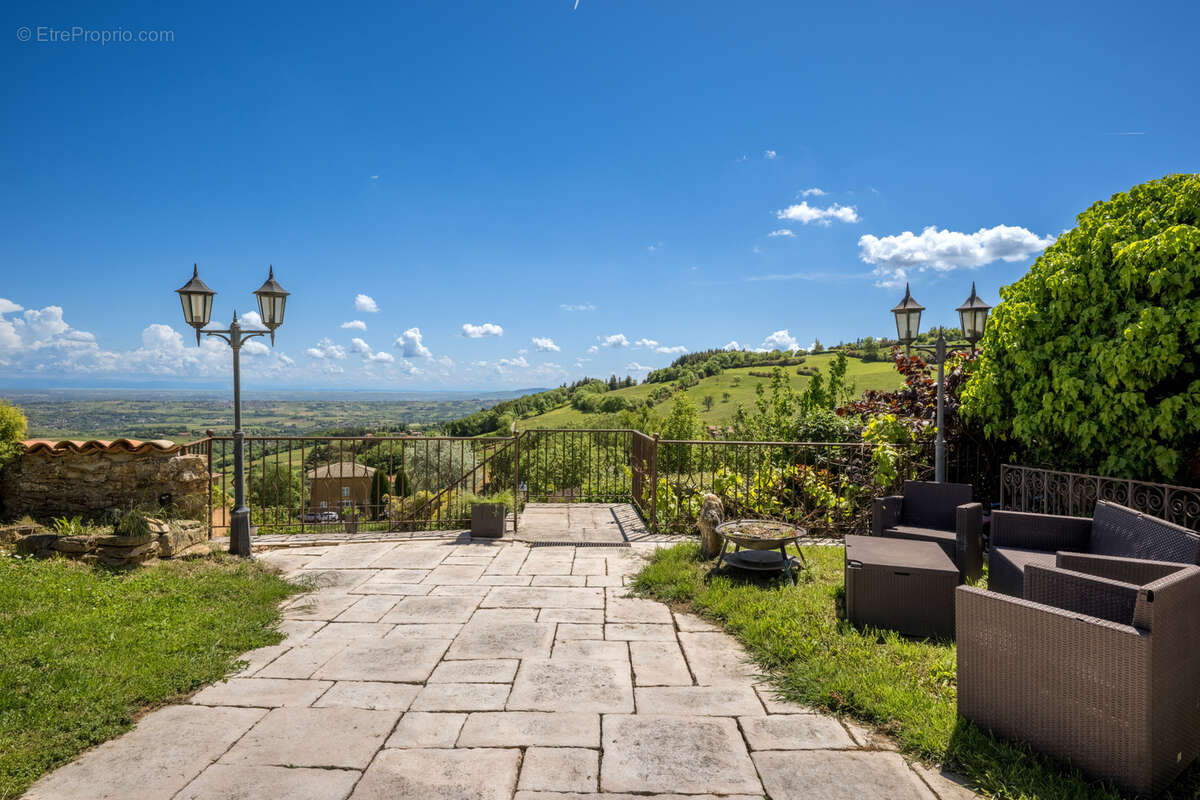Maison à VILLE-SUR-JARNIOUX