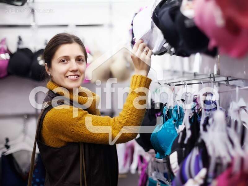 Emplacement n°1 au centre-ville de DOUARNENEZ(29) - Fonds de commerce de lingerie féminine, belle rentabilité - photo 3