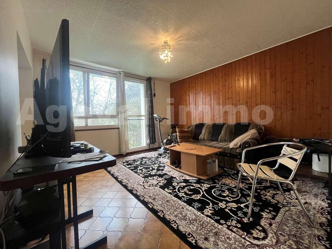 Salon a nettoyer - Appartement à CROSNE