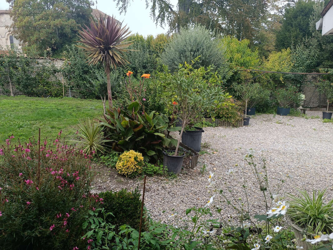 Maison à BARBEZIEUX-SAINT-HILAIRE