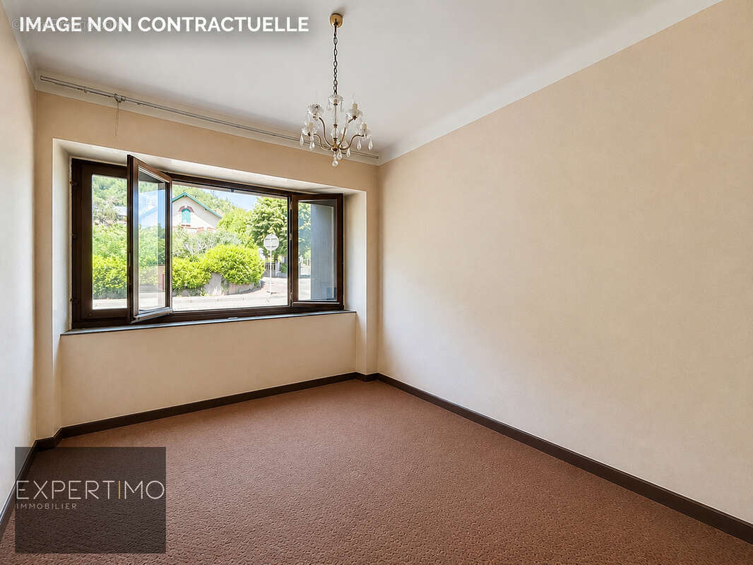 Maison avec potentiel sur deux niveaux   garage et stationnements   Vivier-Pont - photo 11
