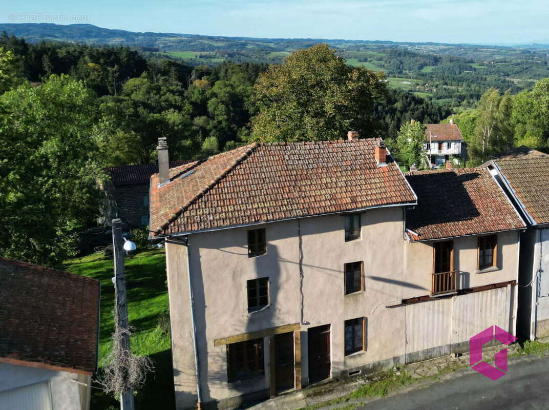 Deux maisons de bourg à rénover, garage, jardin attenant et non attenant . - photo 2