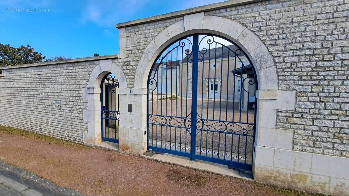 porche d&#039;entrée sécurisé réalisé par maître compagnon  - Maison à LOUDUN