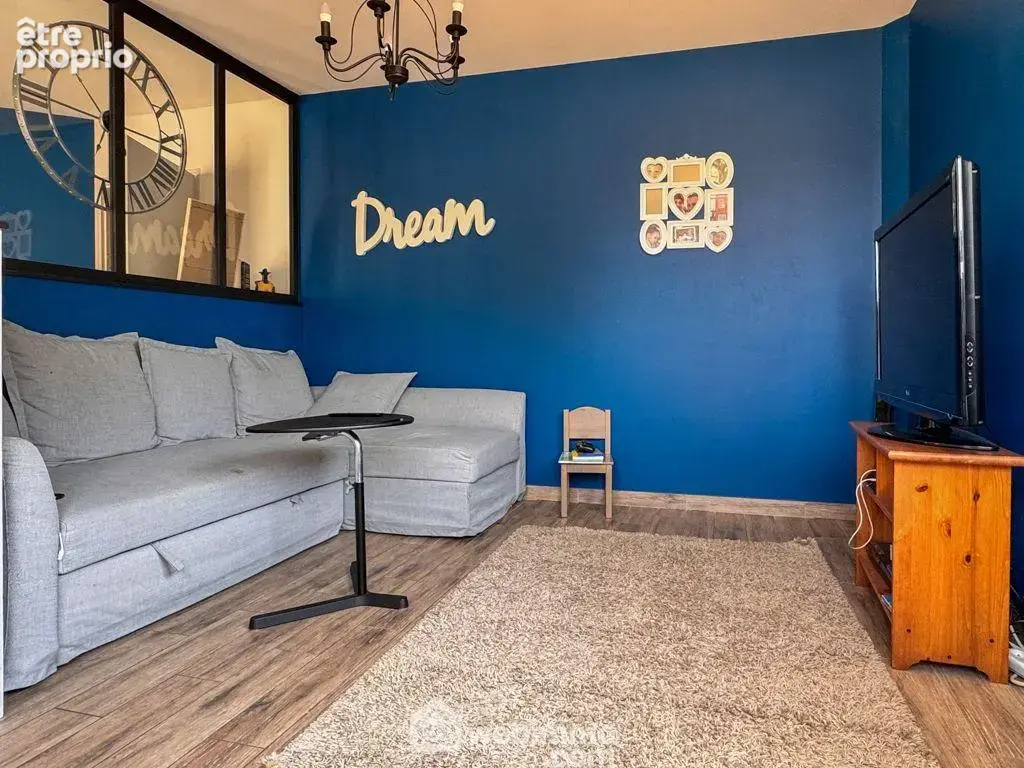 Un salon chaleureux et convivial, idéal pour partager de bons moments en famille.