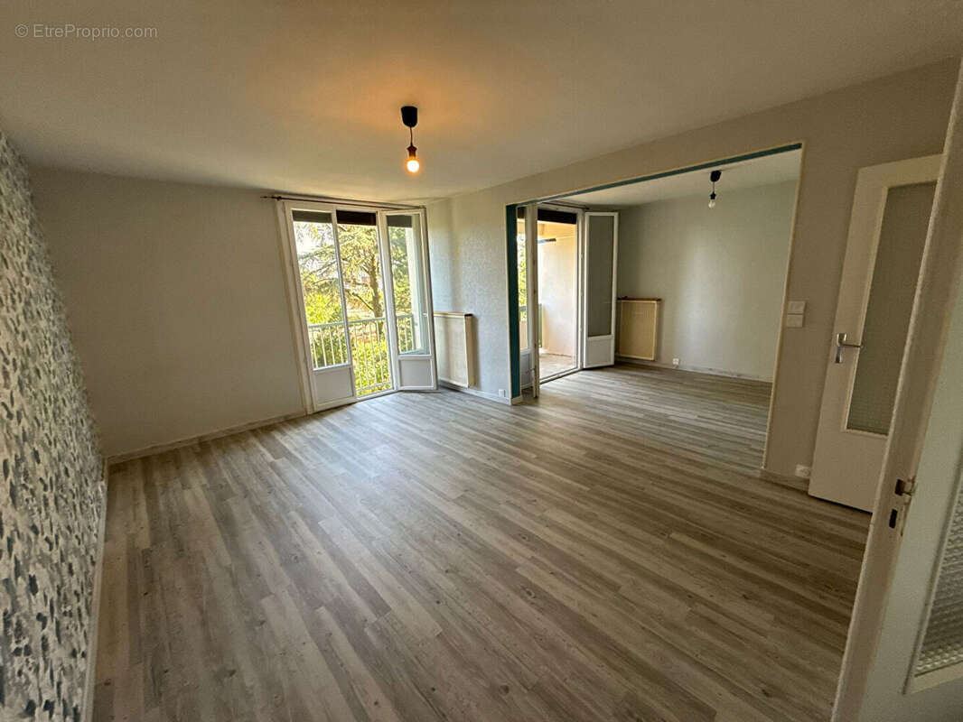 Appartement T3 de 80 m² avec garage, cave et stationnement - Guilherand-Granges - photo 3