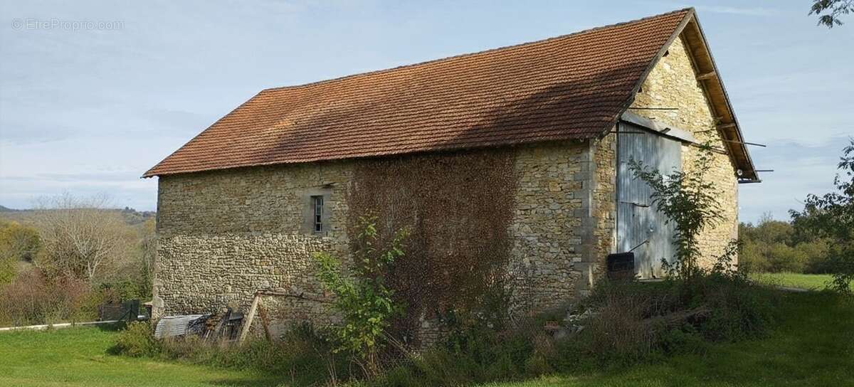 Grange en pierre de 360 m² à rénover ! - photo 12
