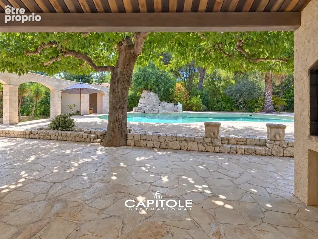 Antibes - Villa Provençale 6 pièces d'env. 188 m² avec un 2 pièces indépendant, terrain de 1 525 m² avec piscine,  pool house et - photo 7