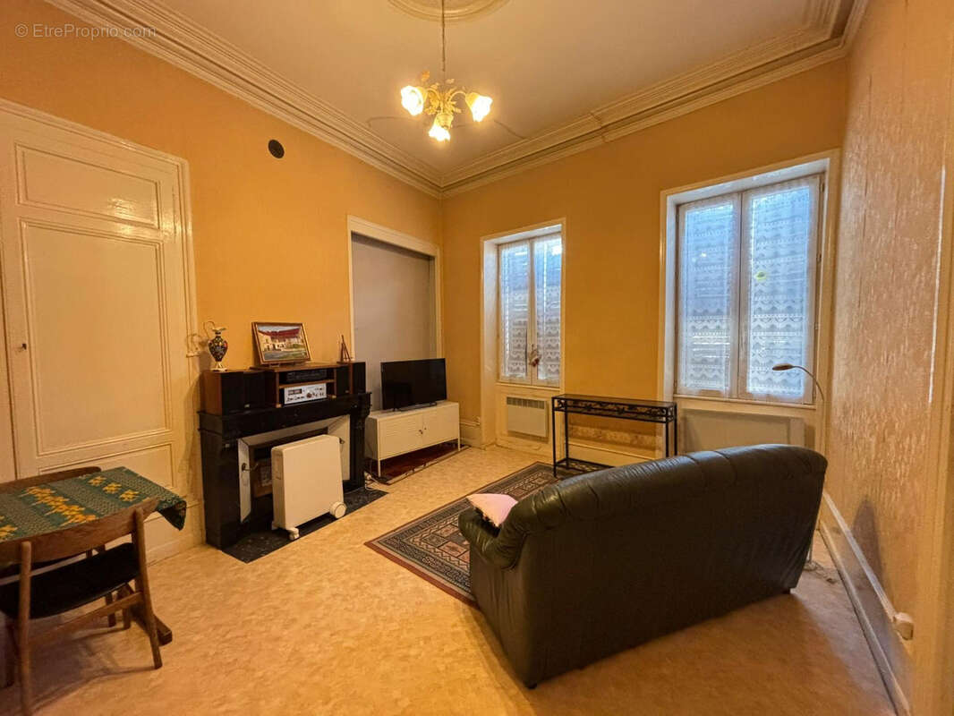 Appartement à BAGE-LE-CHATEL