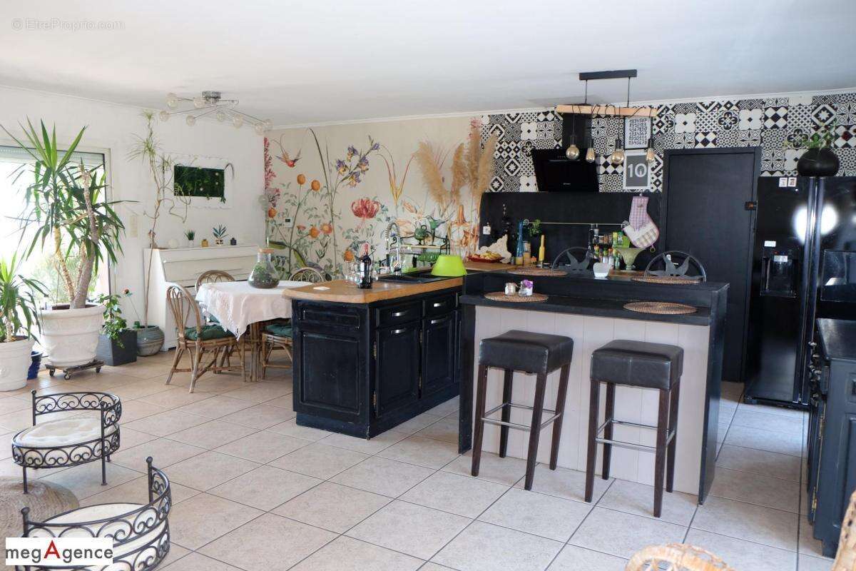 Maison à SAINT-GERMAIN-LES-VERGNES