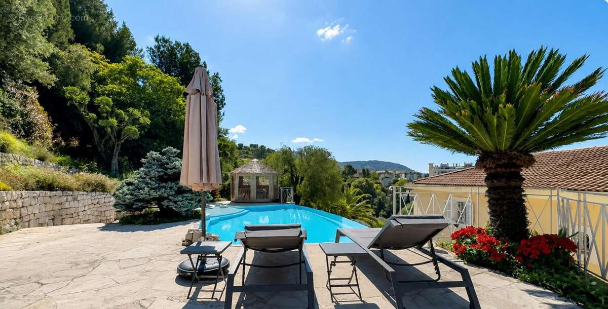 Superbe Maison de Maître avec Piscine et un Sublime Jardin Luxuriant !!! - photo 13