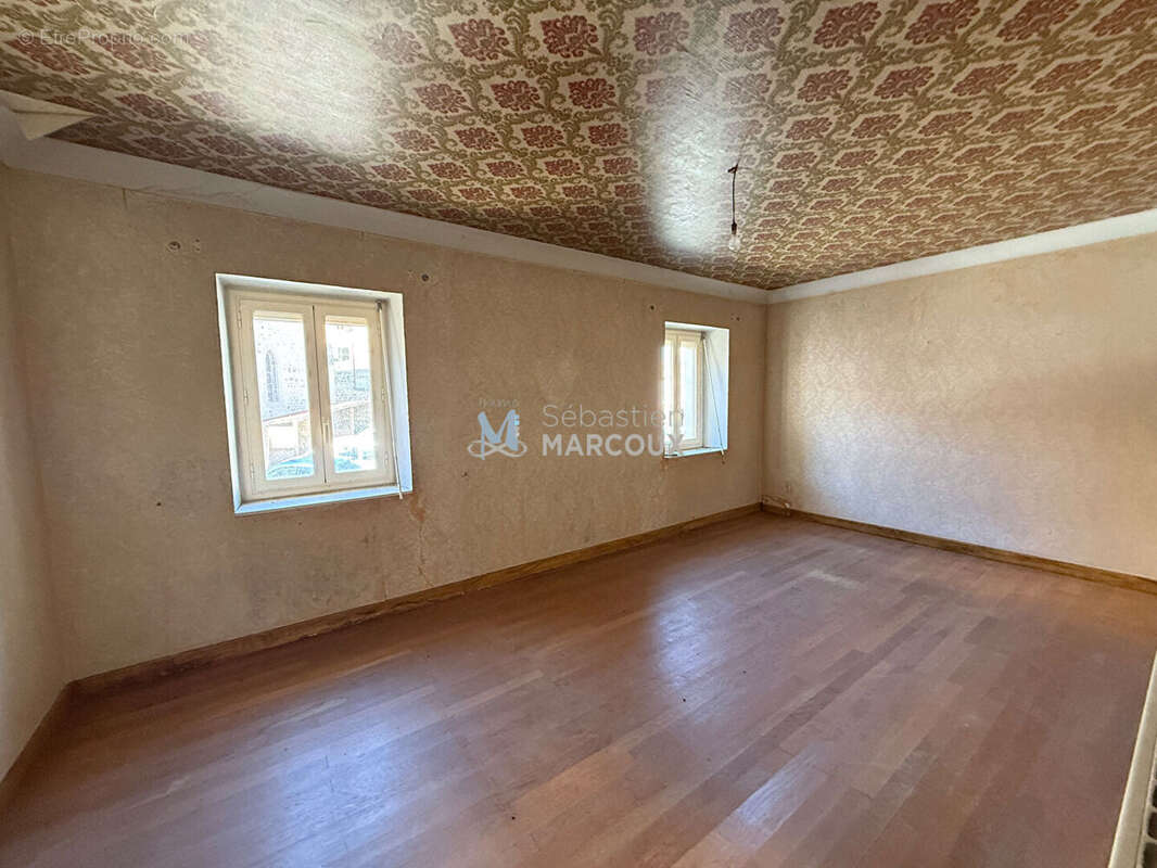 Maison à SAINT-BONNET-LE-COURREAU