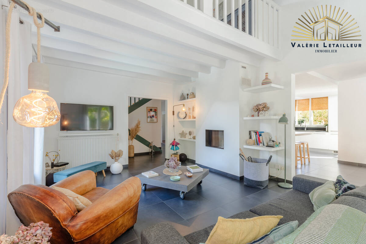 Magnifique maison de caractère développant environ 170 m2 habitables, complétés par 100 m2 de sous-sol, le tou - photo 3