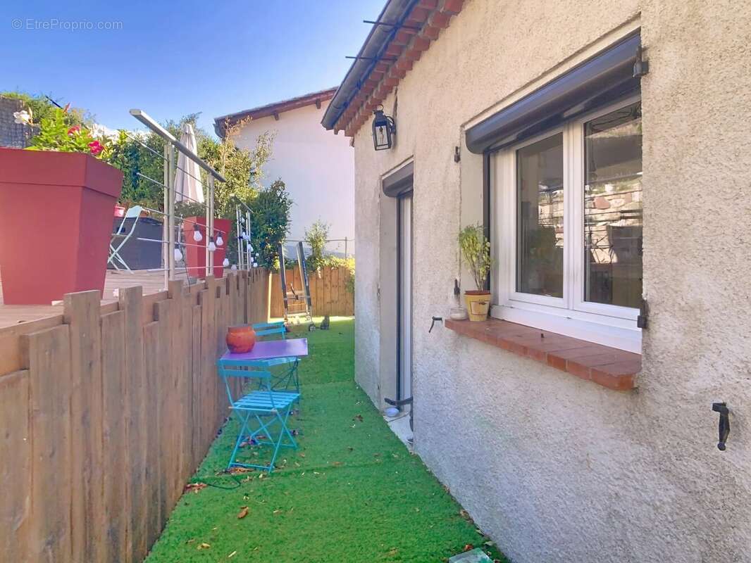Maison 118m2 (F3 + Studio), jardin 400m2, cave. - photo 12