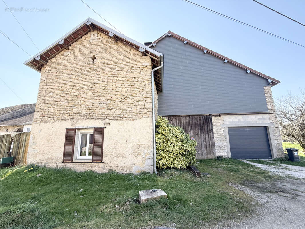 Maison à MONTROND-LE-CHATEAU