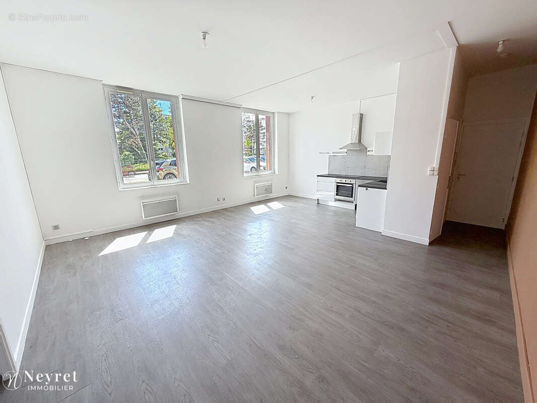 Appartement à SAINT-PRIEST-EN-JAREZ