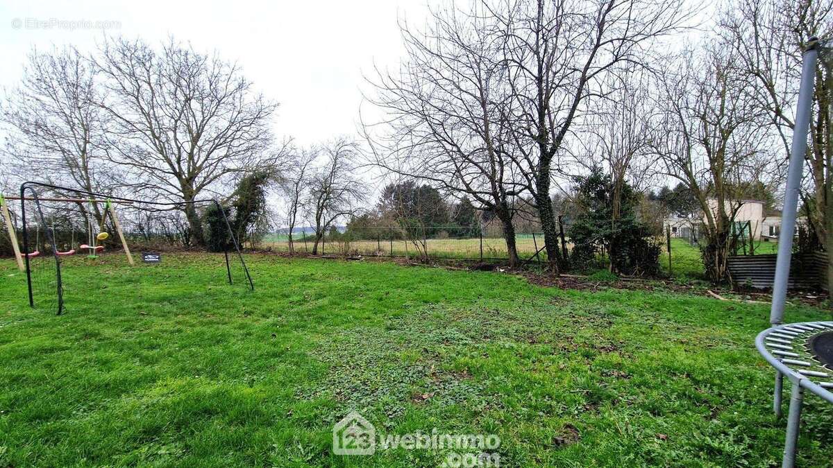 Erigée sur une parcelle de 940 m² - Maison à PARGNY-LES-BOIS