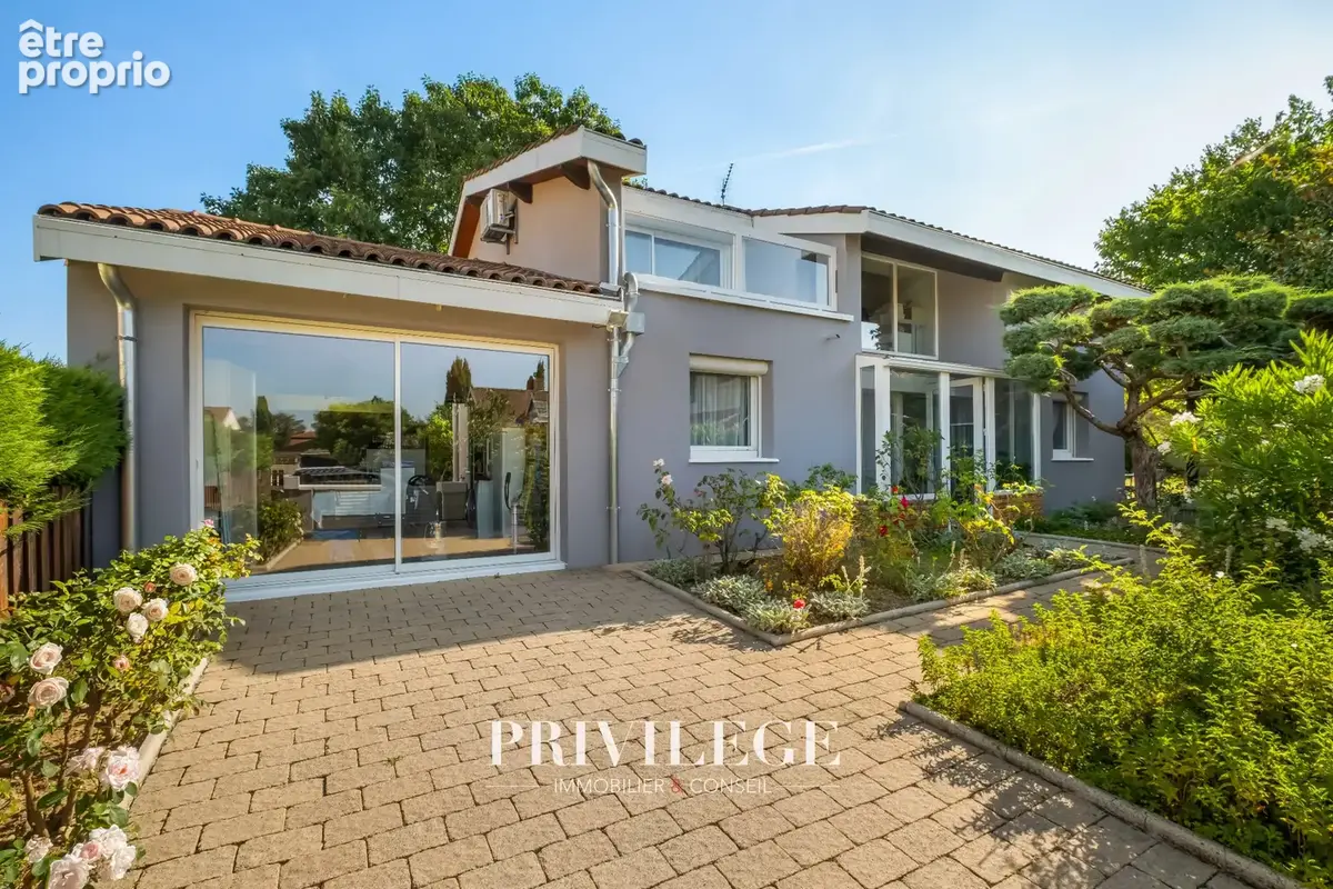 Chassieu   Maison familiale de 145 m2 avec jardin de 709 m2 à proximité du centre - photo 4