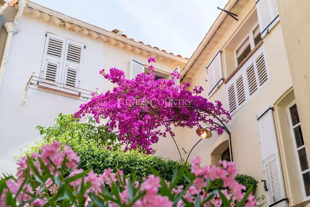 À vendre – Coeur de MOUGINS VILLAGE - Ensemble unique de deux maisons avec vue mer - photo 11