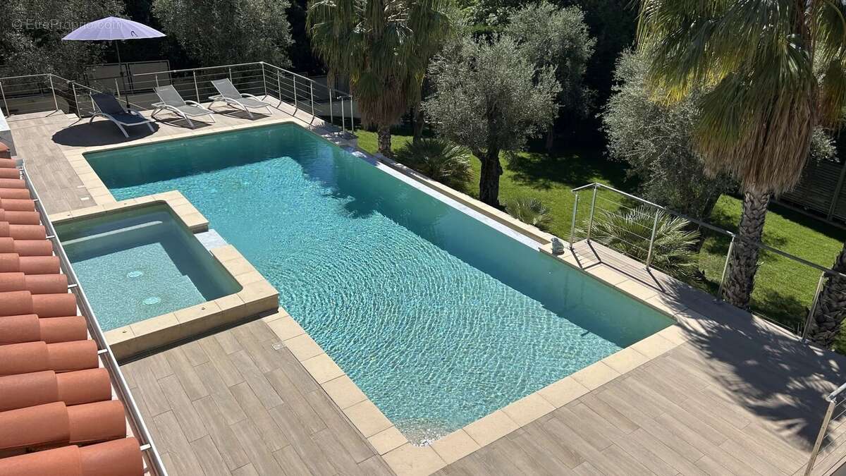 Maison à CHATEAUNEUF-GRASSE