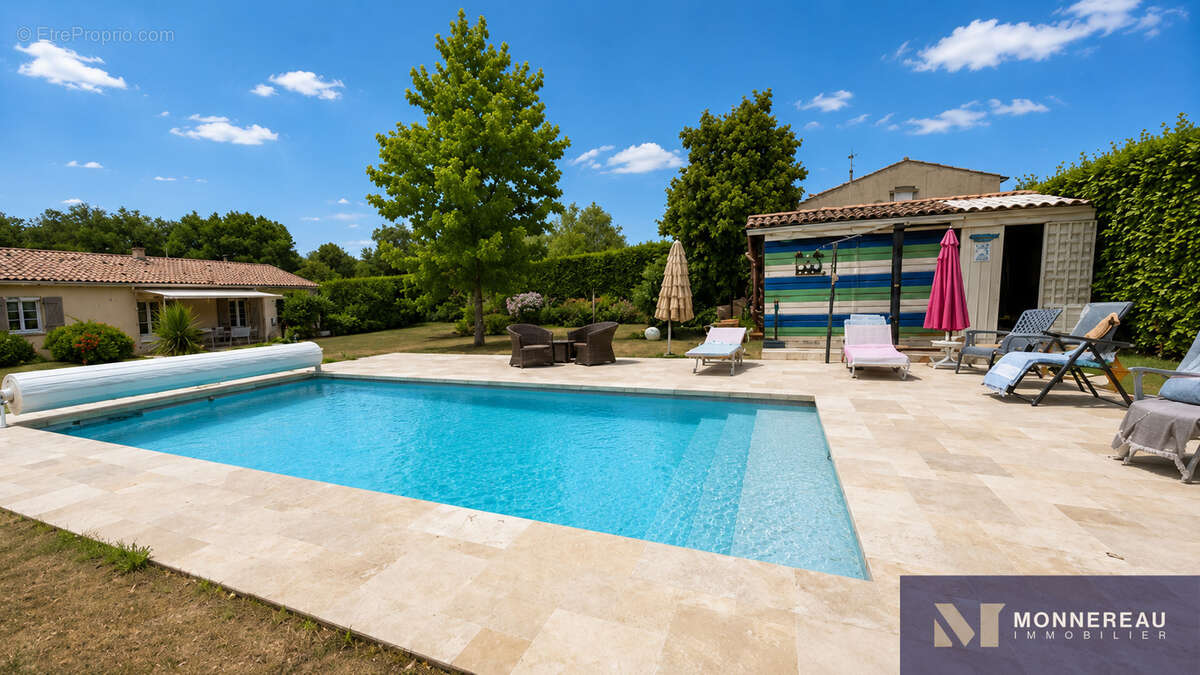 Maison des annees 2000 renove avec bel exterieur, piscine et poolhouse. - photo 13