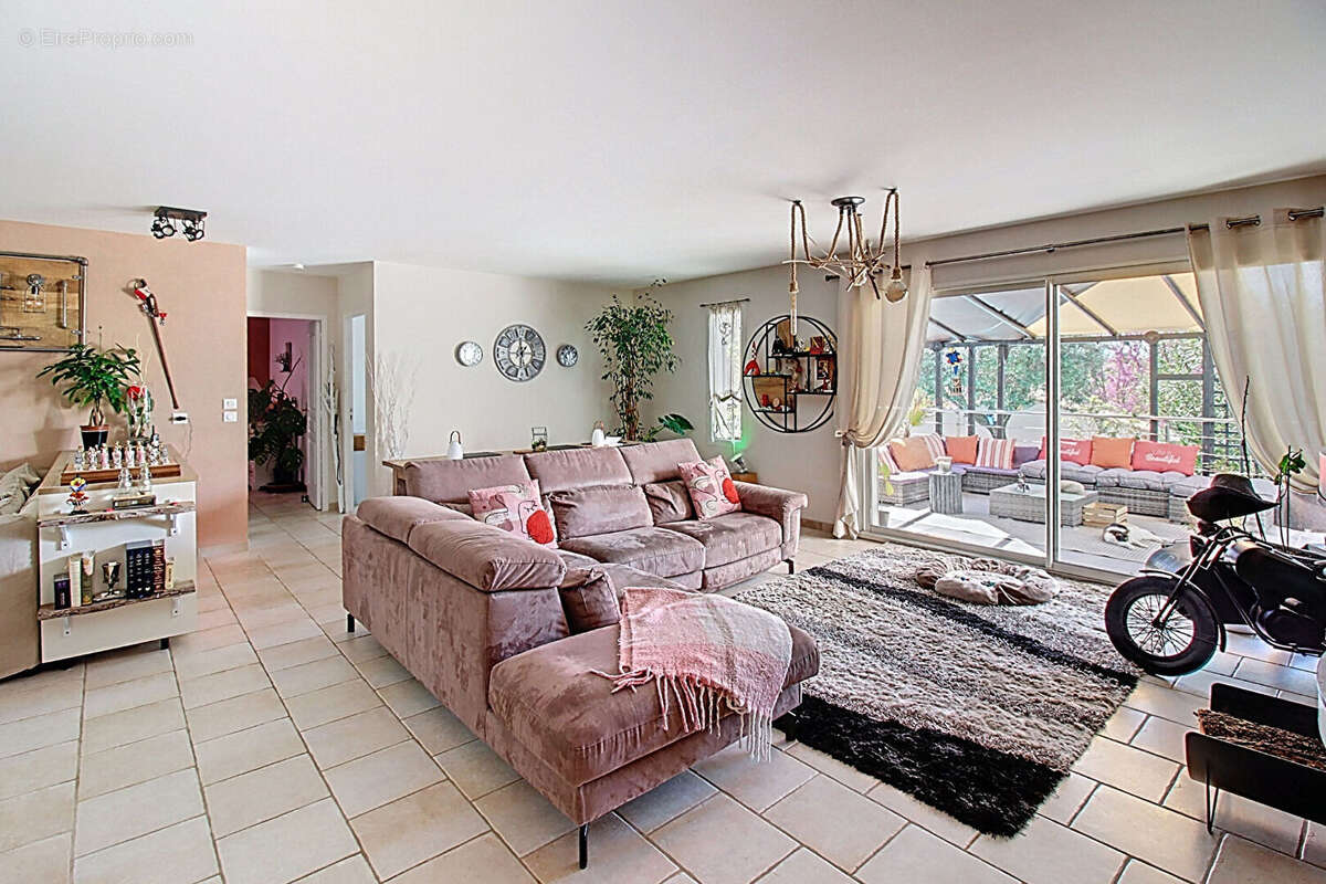 A VENDRE A DRAGUIGNAN Maison récente 238 m² - 6 chambres, piscine et garage - 1807 m² de terrain - photo 15