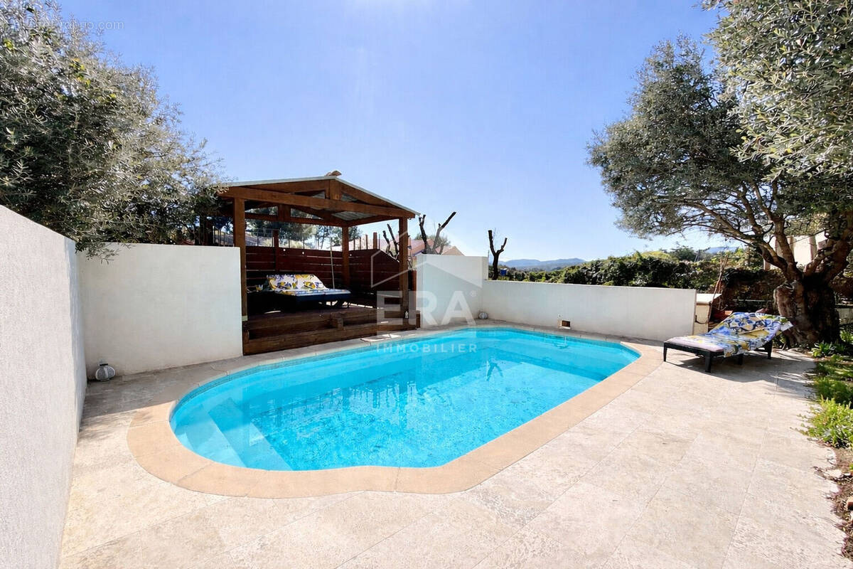 Maison à CEYRESTE